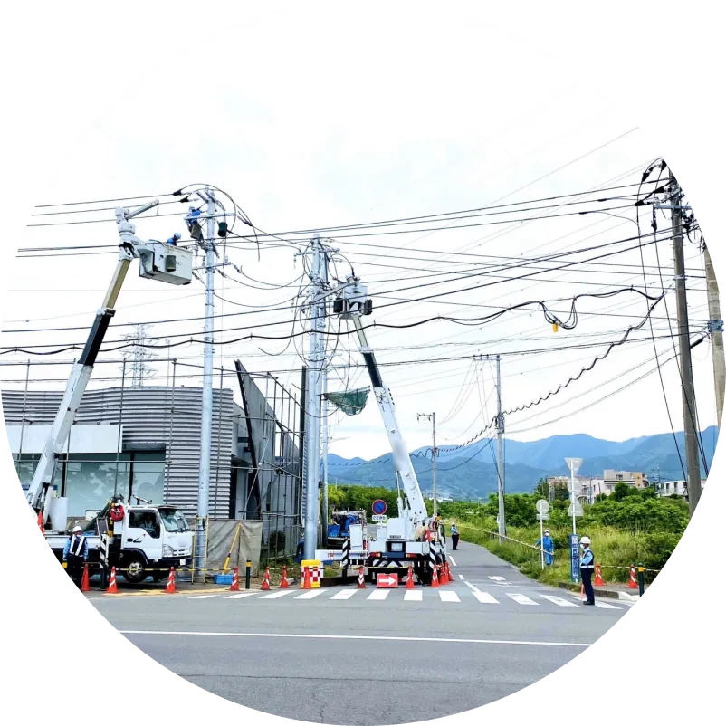 高所作業車で電気工事をしている様子